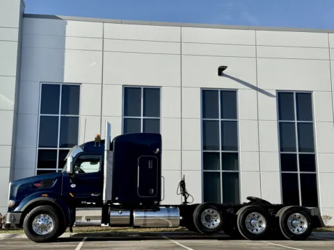 More photos of 2021 PETERBILT 567 at Forge Truck Centers - Illinois, IL