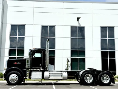 More photos of 2021 PETERBILT 389 at Forge Truck Centers - Illinois, IL