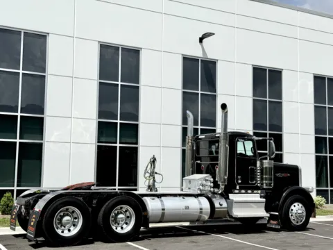 More photos of 2021 PETERBILT 389 at Forge Truck Centers - Illinois, IL