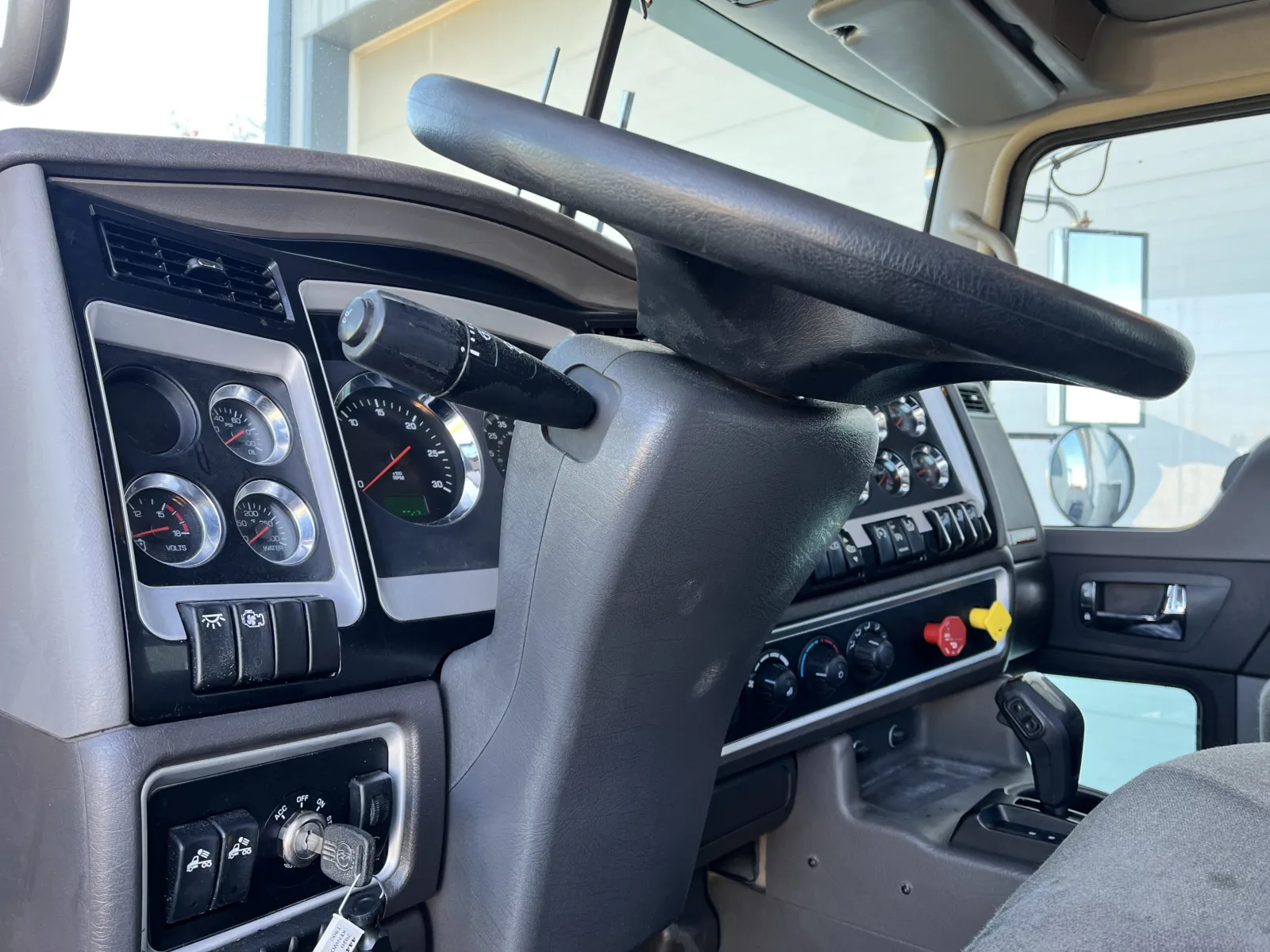 2020 Kenworth T800 - image 15