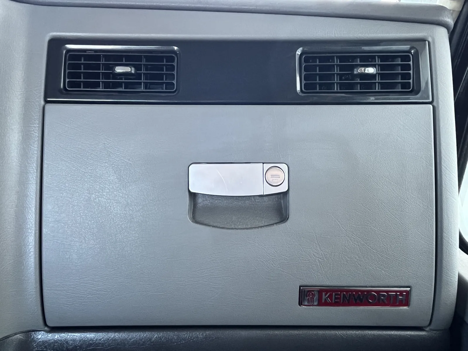 2020 Kenworth T800 - image 19