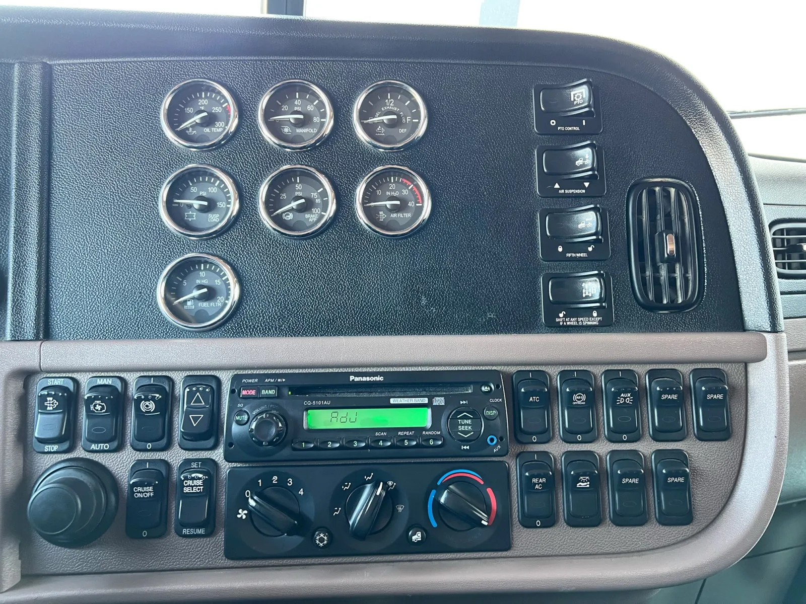 2013 Peterbilt - image 18