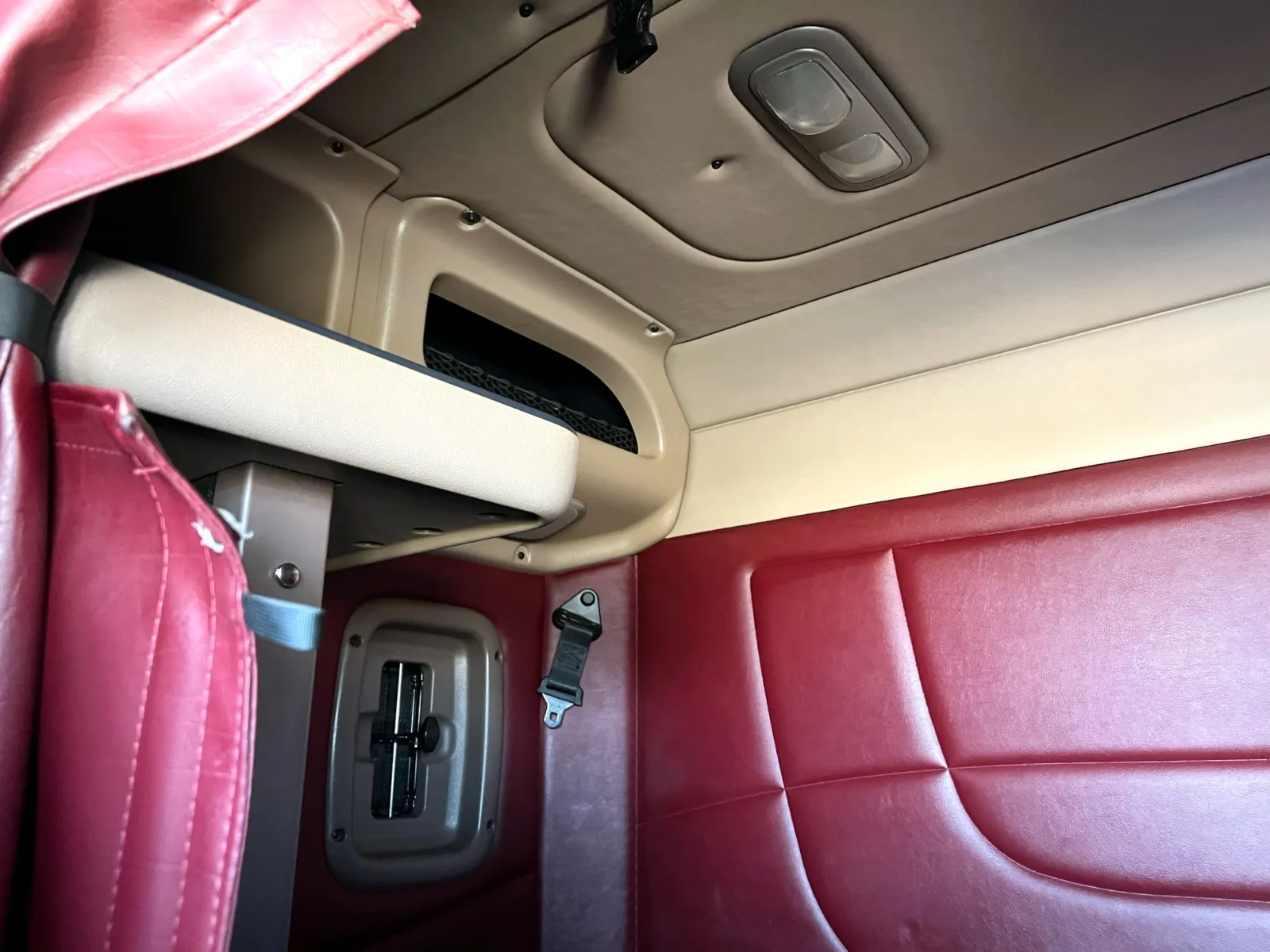 2013 Peterbilt - image 22