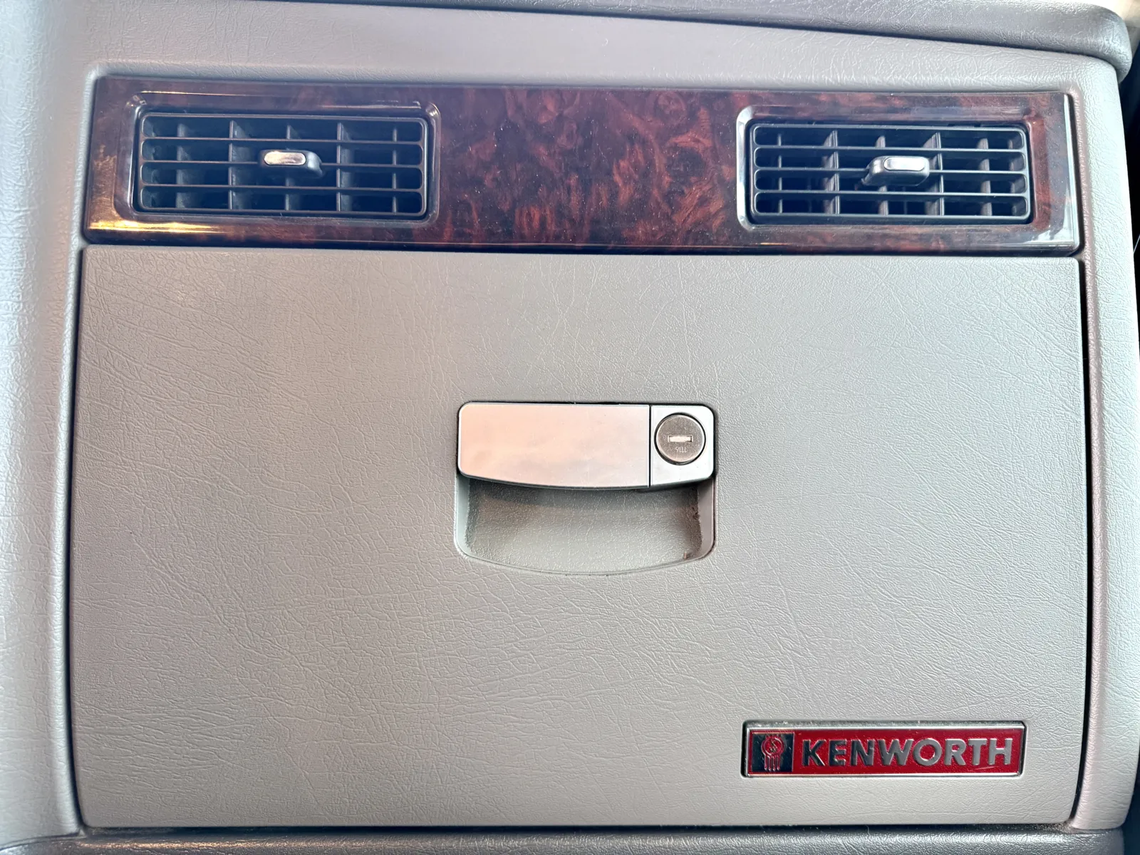 2018 Kenworth W900 - image 19