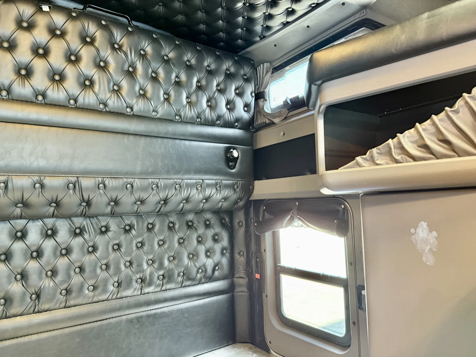 2018 Kenworth W900 - image 24