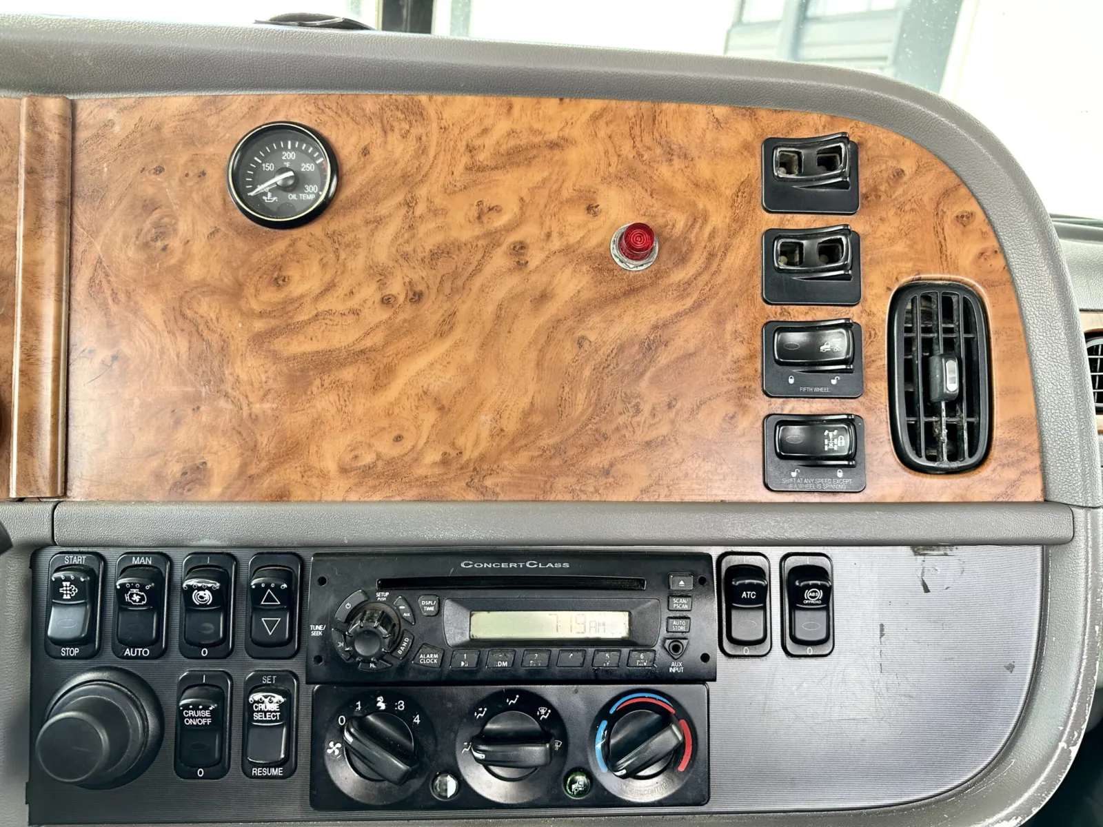 2009 Peterbilt - image 17