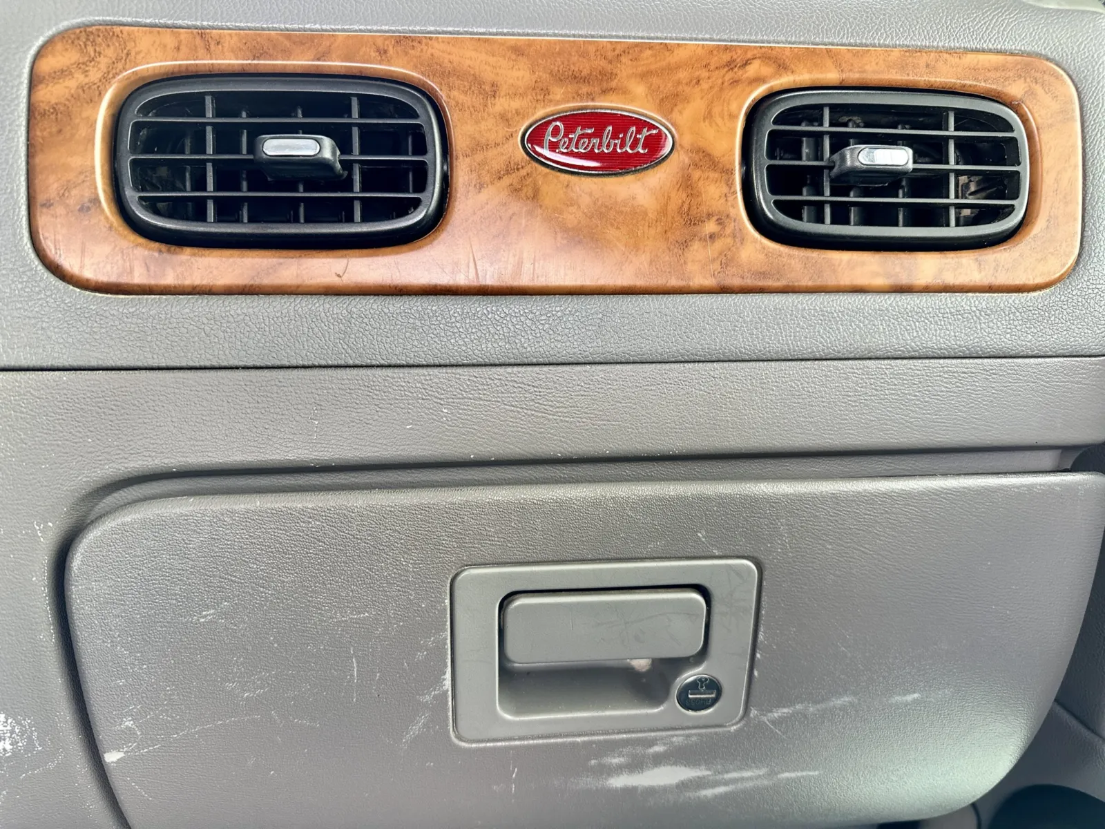 2009 Peterbilt - image 18