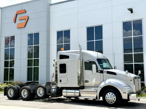Photos of 2018 KENWORTH T880 for sale in New Lenox, IL at Forge Truck Centers - Illinois