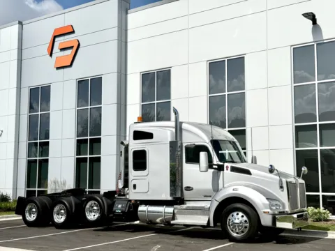 Photos of 2018 KENWORTH T880 for sale in New Lenox, IL at Forge Truck Centers - Illinois