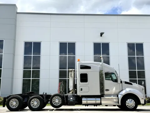 Another view of 2018 KENWORTH T880 for sale in New Lenox, IL at Forge Truck Centers - Illinois