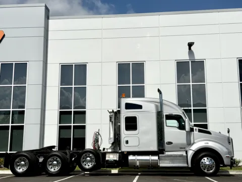 Another view of 2018 KENWORTH T880 for sale in New Lenox, IL at Forge Truck Centers - Illinois