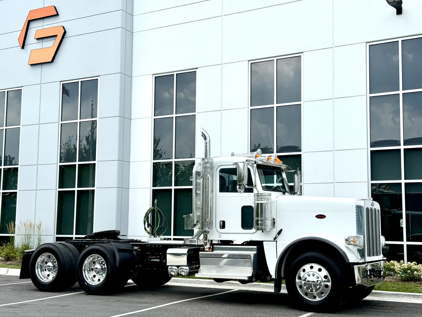 2020 Peterbilt 389 - image 2