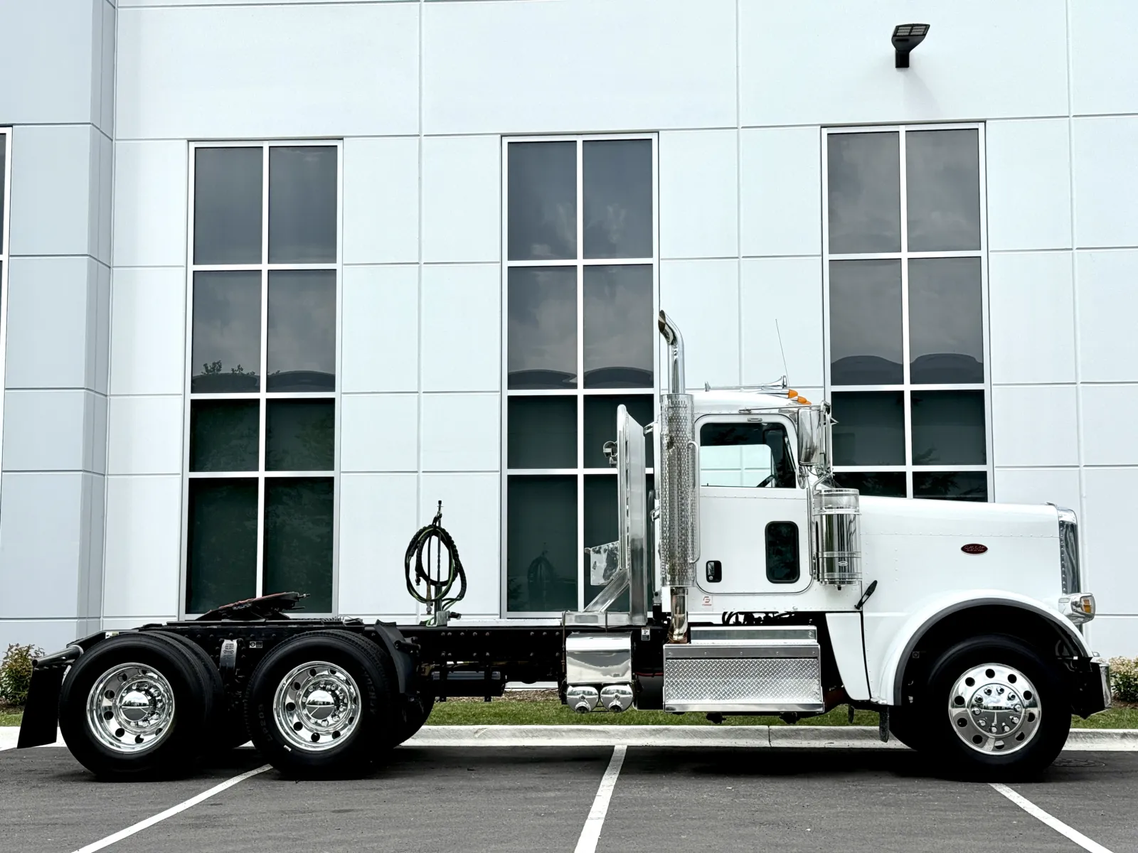 2020 Peterbilt 389 - image 3