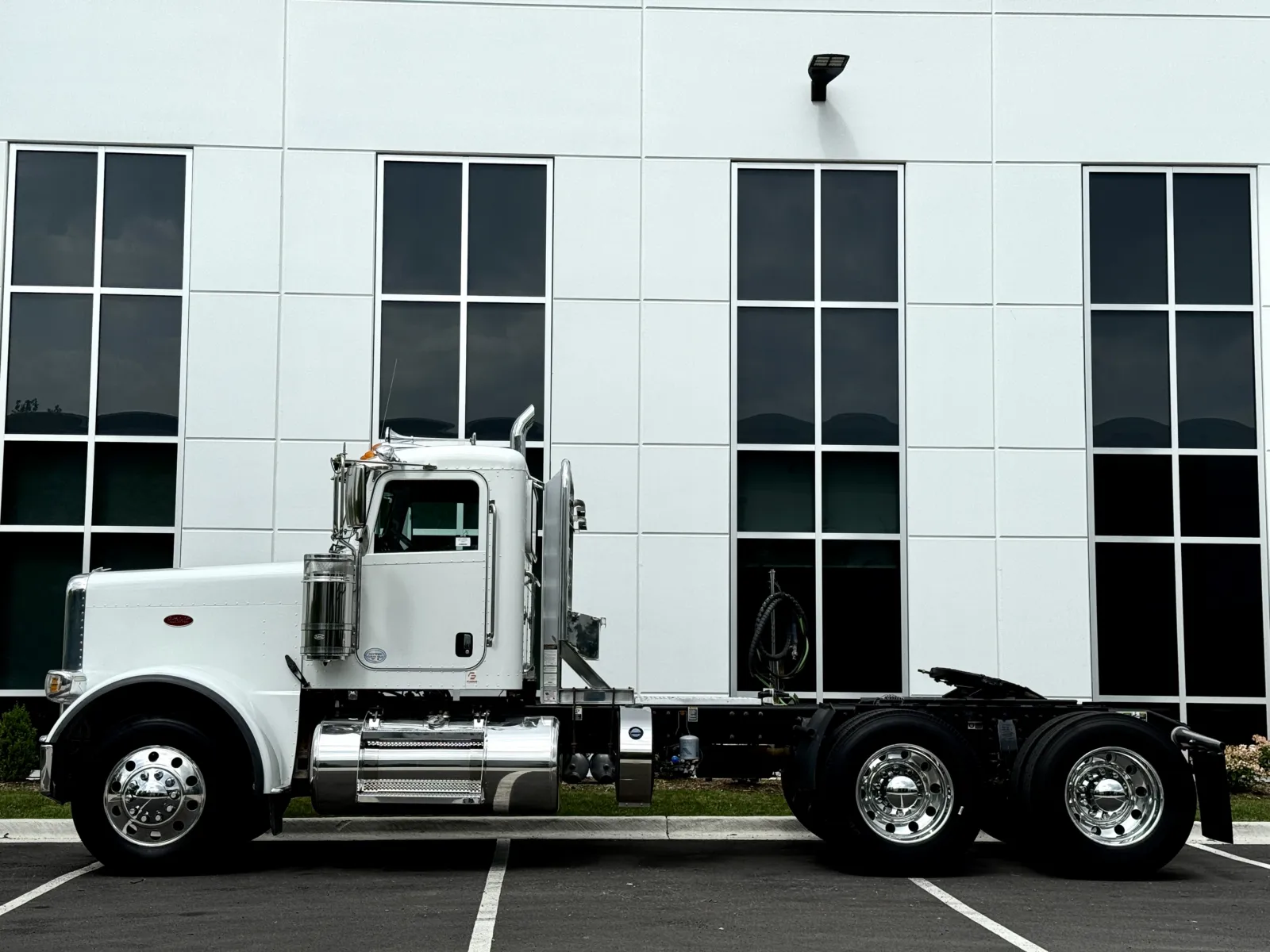 2020 Peterbilt 389 - image 4