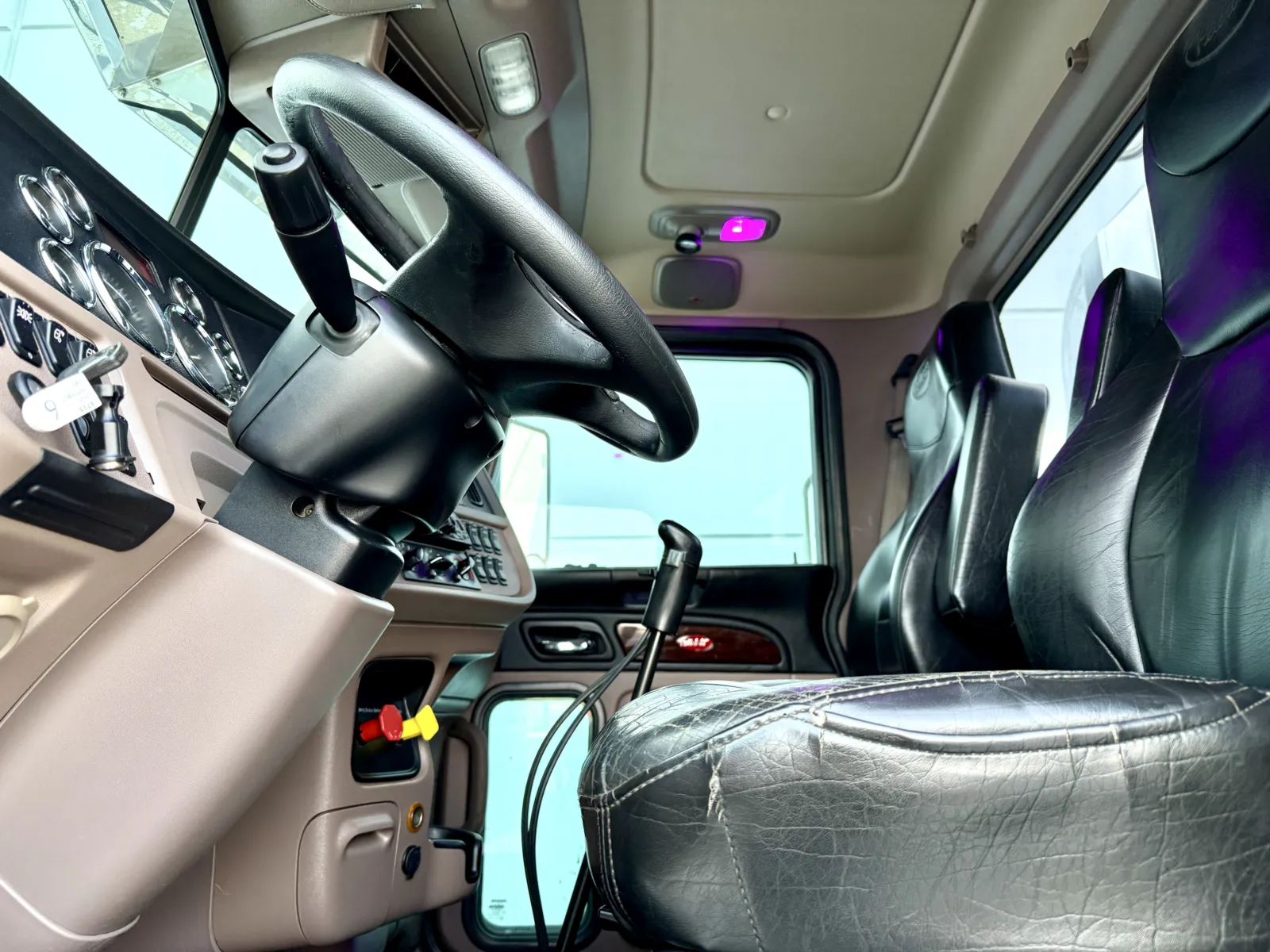 2020 Peterbilt 389 - image 14