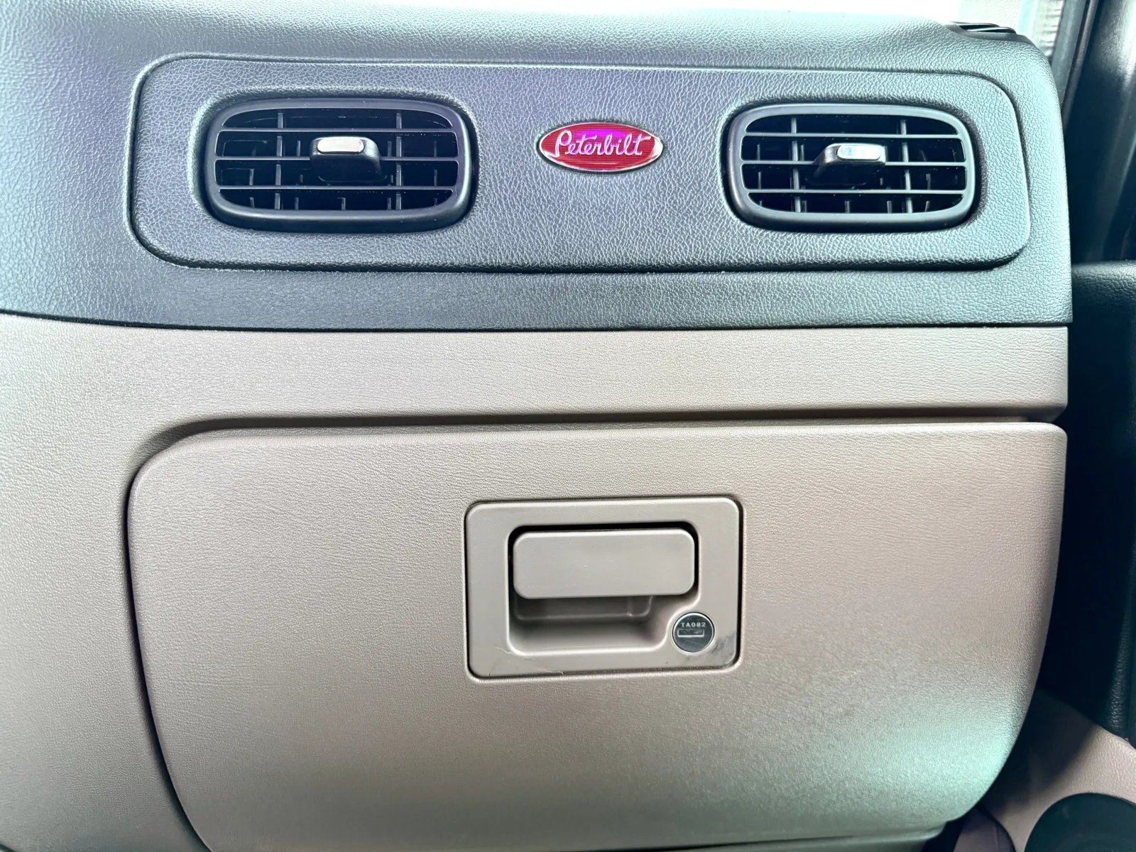 2020 Peterbilt 389 - image 19