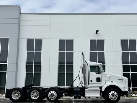 Another view of 2019 KENWORTH T800 for sale in New Lenox, IL at Forge Truck Centers - Illinois