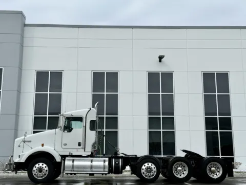 More photos of 2019 KENWORTH T800 at Forge Truck Centers - Illinois, IL