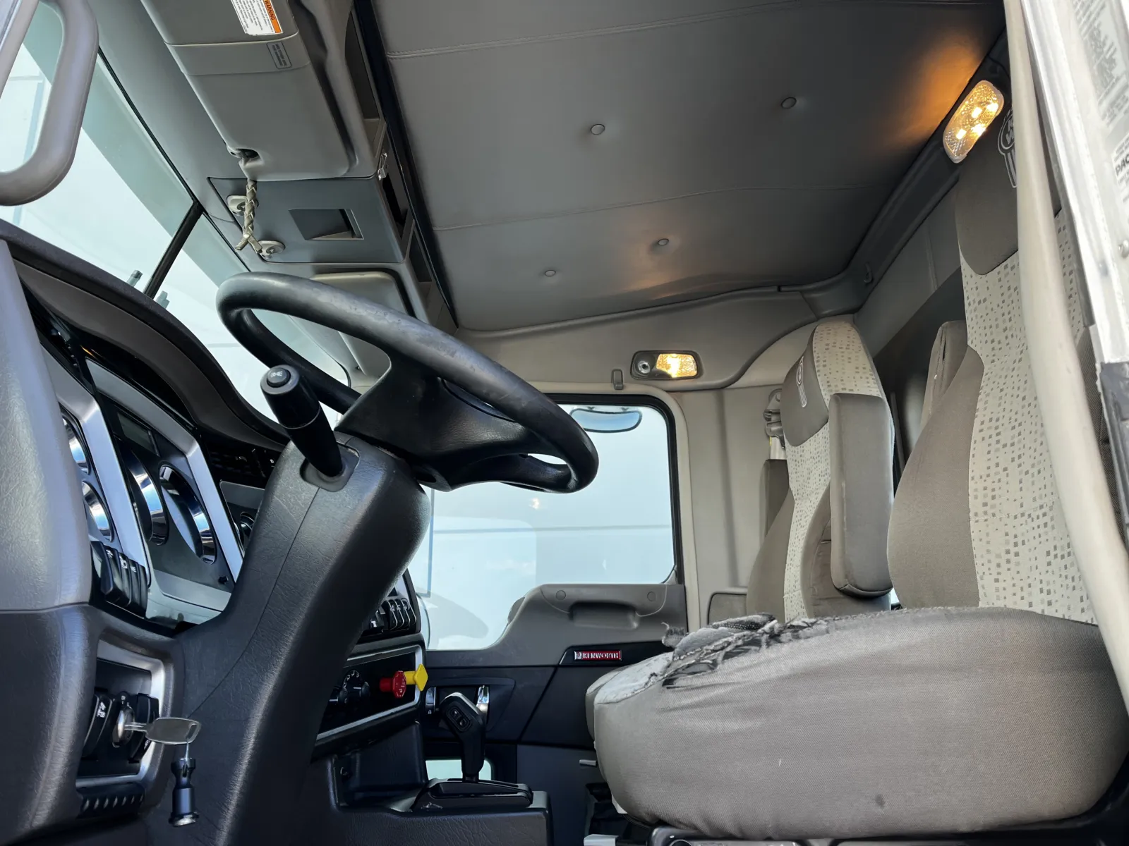 2019 Kenworth T800 - image 14