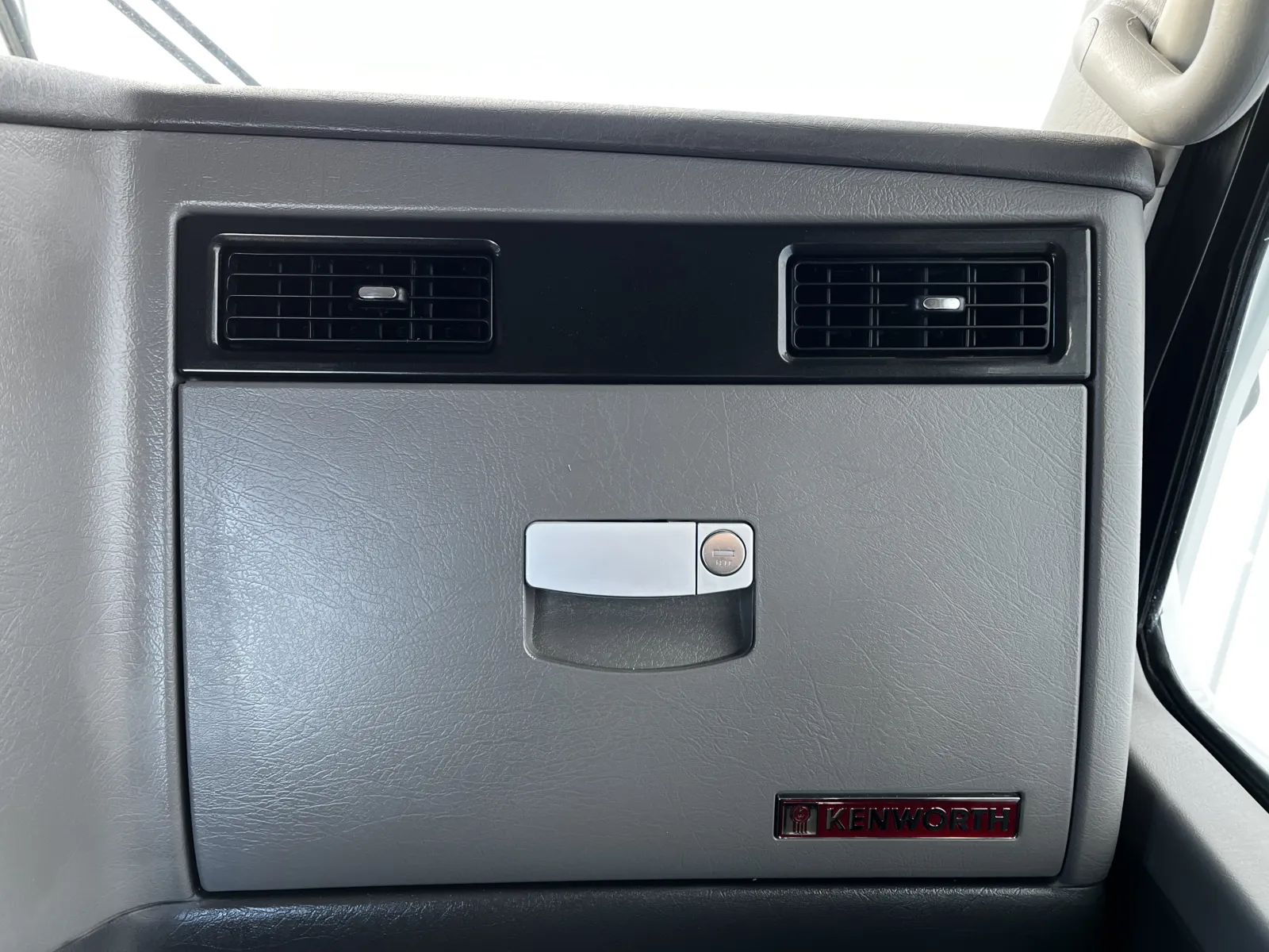 2019 Kenworth T800 - image 19