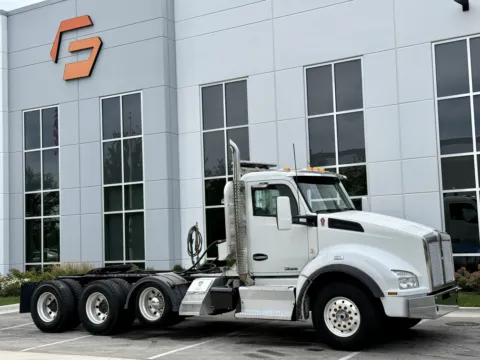 Photos of 2015 KENWORTH T880 for sale in New Lenox, IL at Forge Truck Centers - Illinois