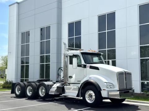 Photos of 2015 KENWORTH T880 for sale in New Lenox, IL at Forge Truck Centers - Illinois