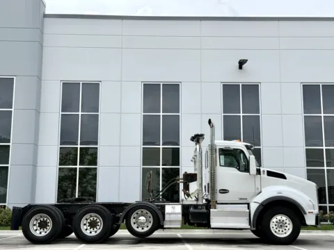 Another view of 2015 KENWORTH T880 for sale in New Lenox, IL at Forge Truck Centers - Illinois