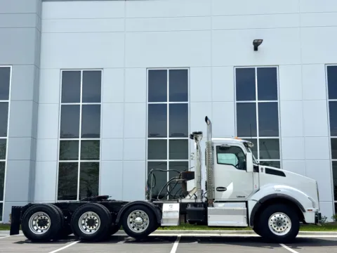 Another view of 2015 KENWORTH T880 for sale in New Lenox, IL at Forge Truck Centers - Illinois