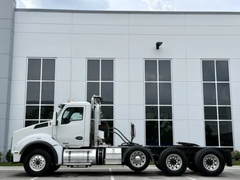 More photos of 2015 KENWORTH T880 at Forge Truck Centers - Illinois, IL