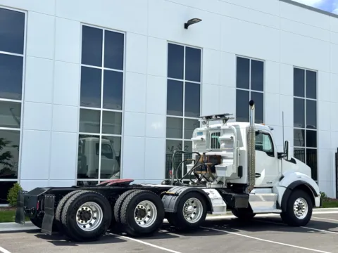 More photos of 2015 KENWORTH T880 at Forge Truck Centers - Illinois, IL