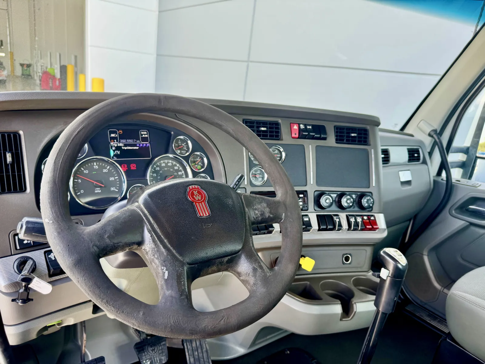 2015 Kenworth T880 - image 15