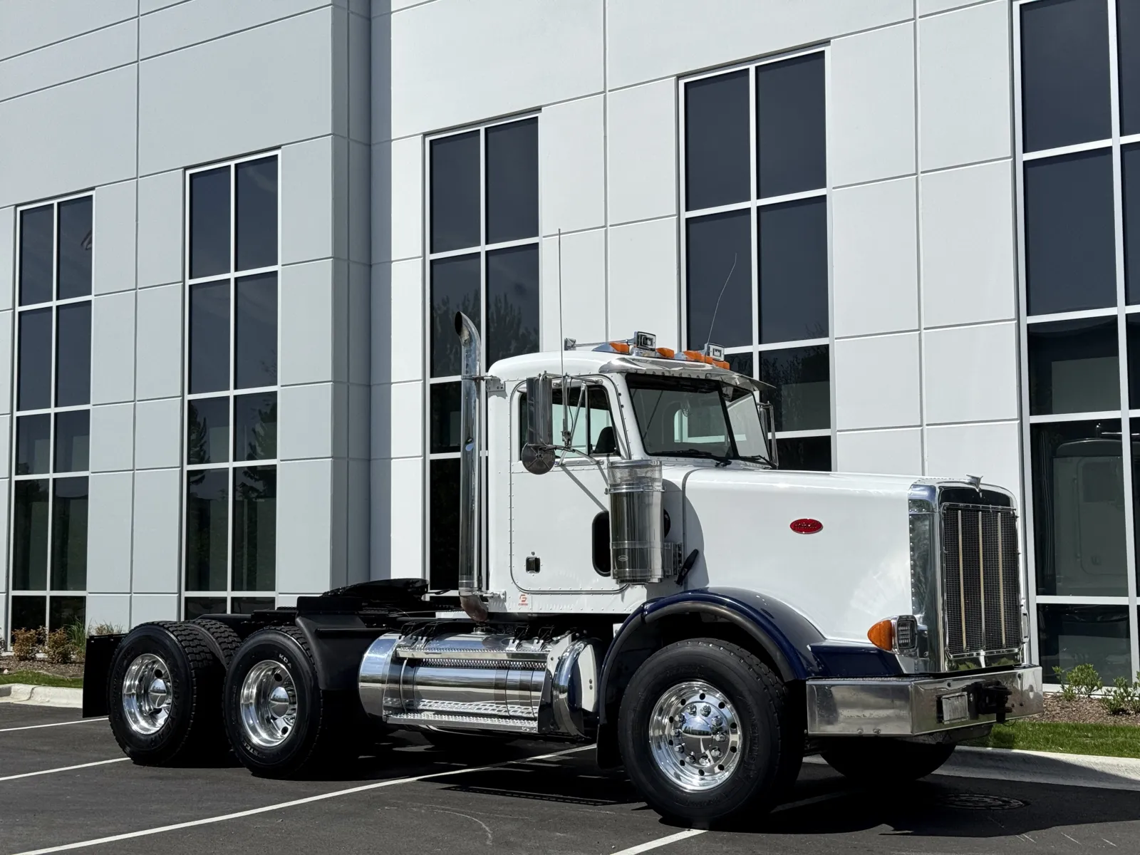 2001 Peterbilt - image 2