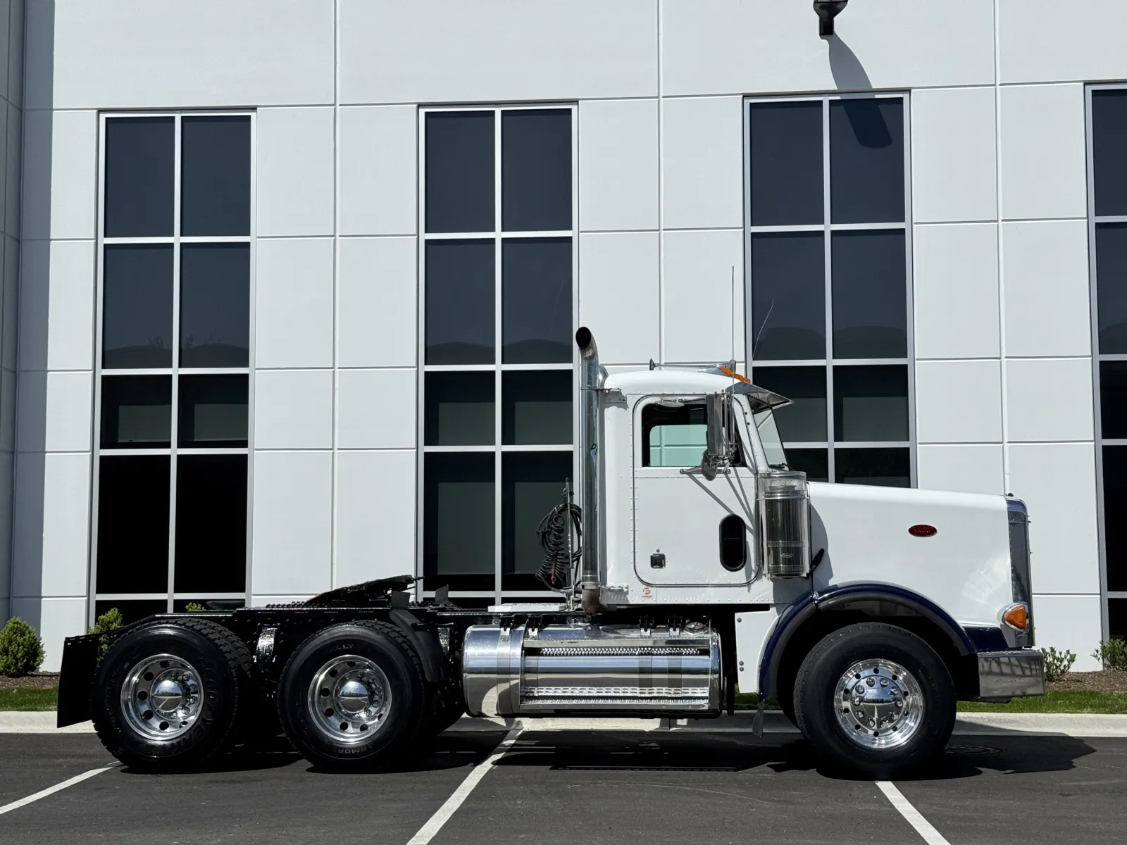 2001 Peterbilt - image 3