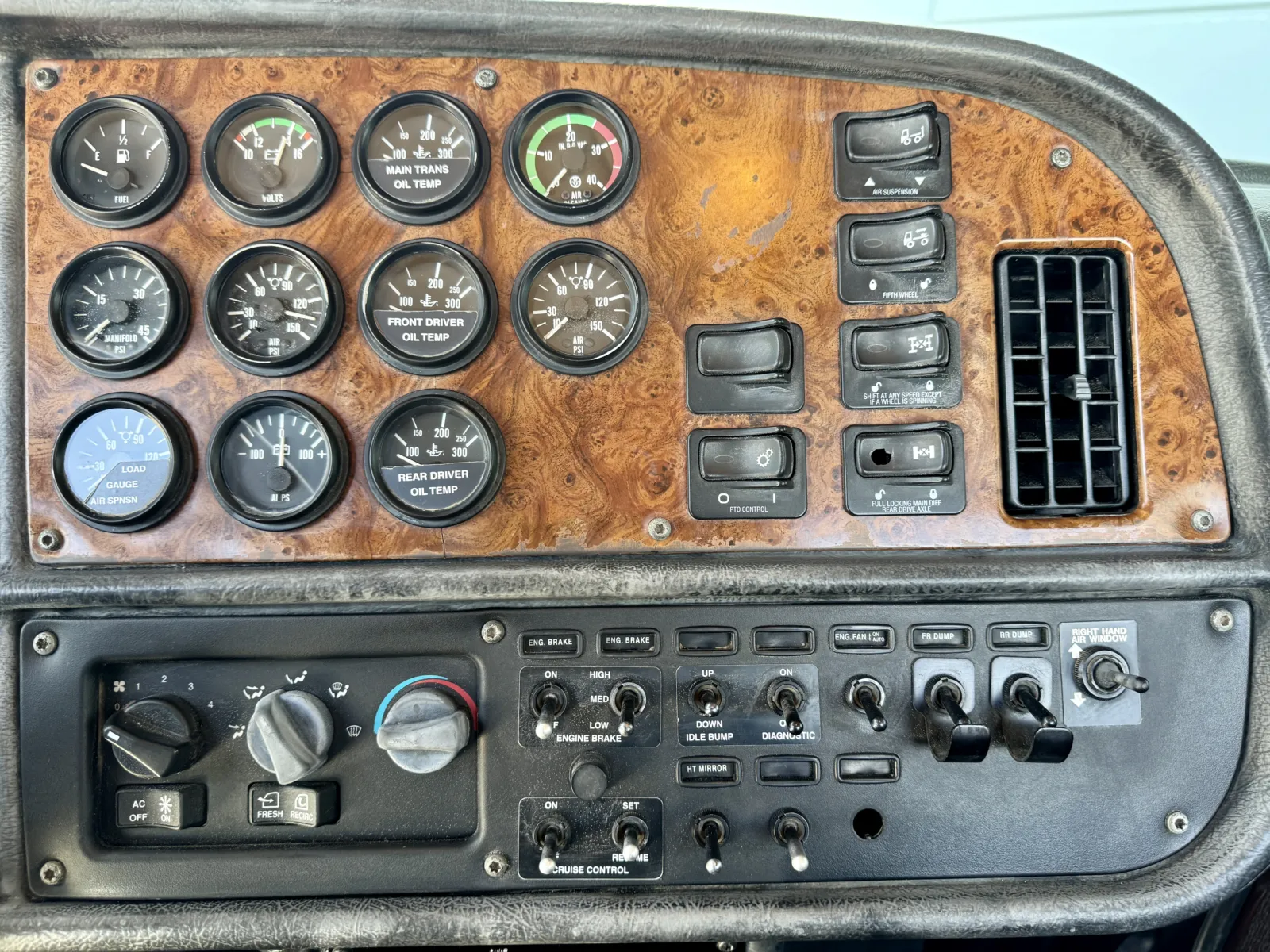 2001 Peterbilt - image 18