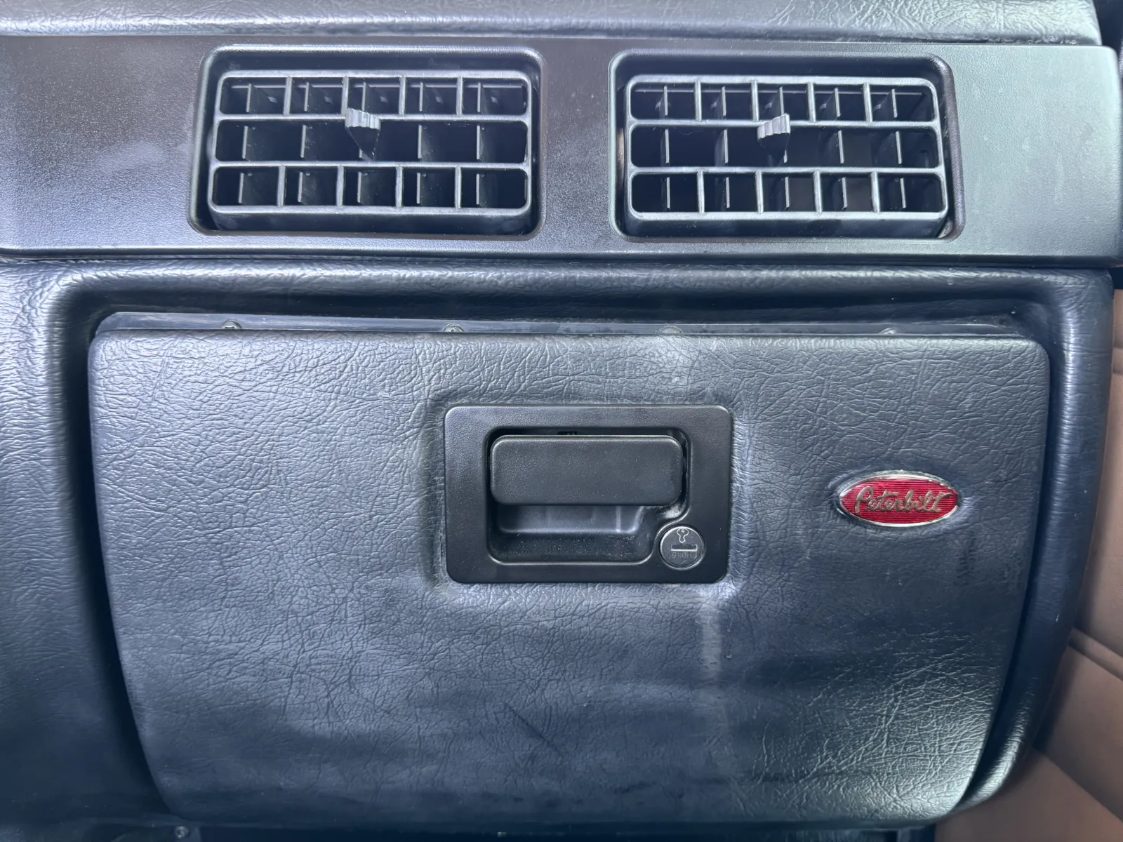 2001 Peterbilt - image 19