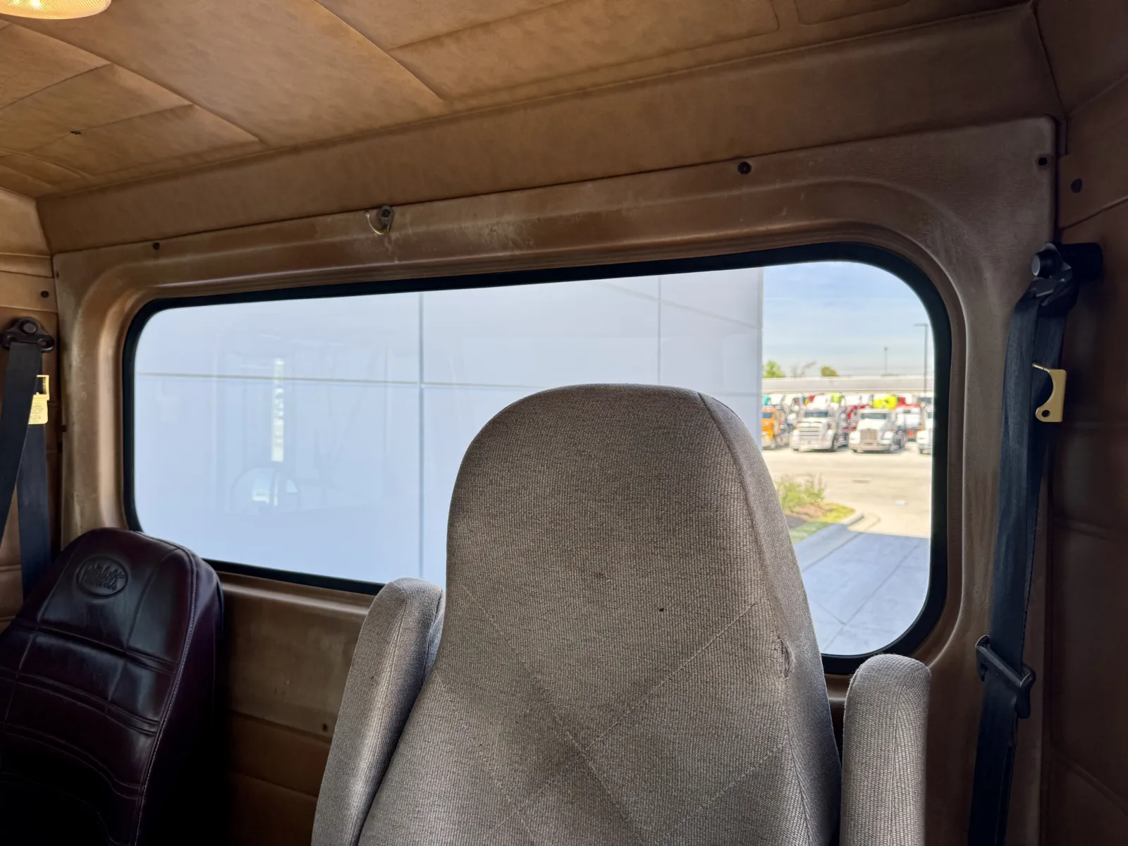 2001 Peterbilt - image 20