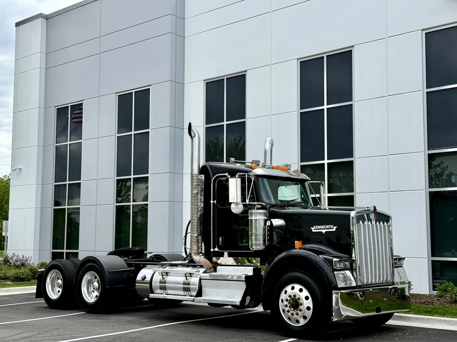 2019 Kenworth W900 - image 2