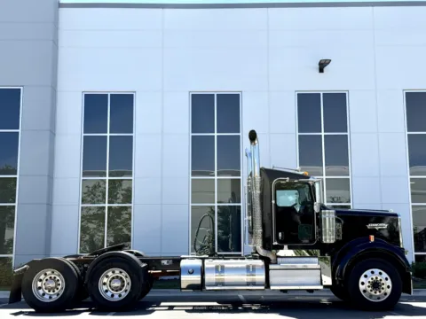 Another view of 2019 KENWORTH W900 for sale in New Lenox, IL at Forge Truck Centers - Illinois
