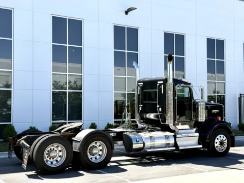 More photos of 2019 KENWORTH W900 at Forge Truck Centers - Illinois, IL