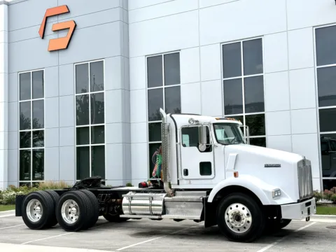 Photos of 2020 KENWORTH T800 for sale in New Lenox, IL at Forge Truck Centers - Illinois