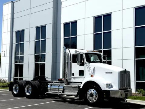 Photos of 2020 KENWORTH T800 for sale in New Lenox, IL at Forge Truck Centers - Illinois