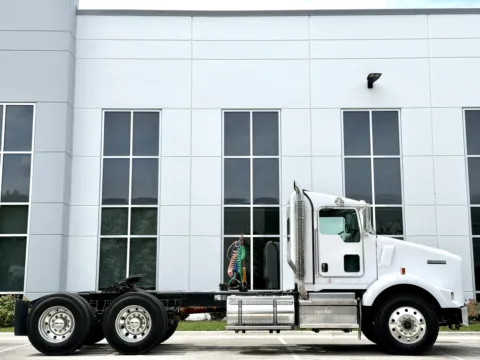 Another view of 2020 KENWORTH T800 for sale in New Lenox, IL at Forge Truck Centers - Illinois