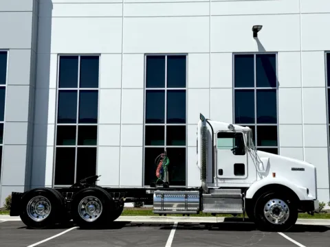 Another view of 2020 KENWORTH T800 for sale in New Lenox, IL at Forge Truck Centers - Illinois