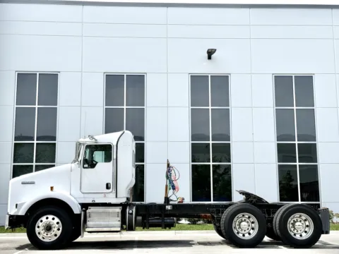 More photos of 2020 KENWORTH T800 at Forge Truck Centers - Illinois, IL