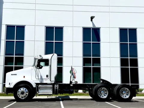 More photos of 2020 KENWORTH T800 at Forge Truck Centers - Illinois, IL