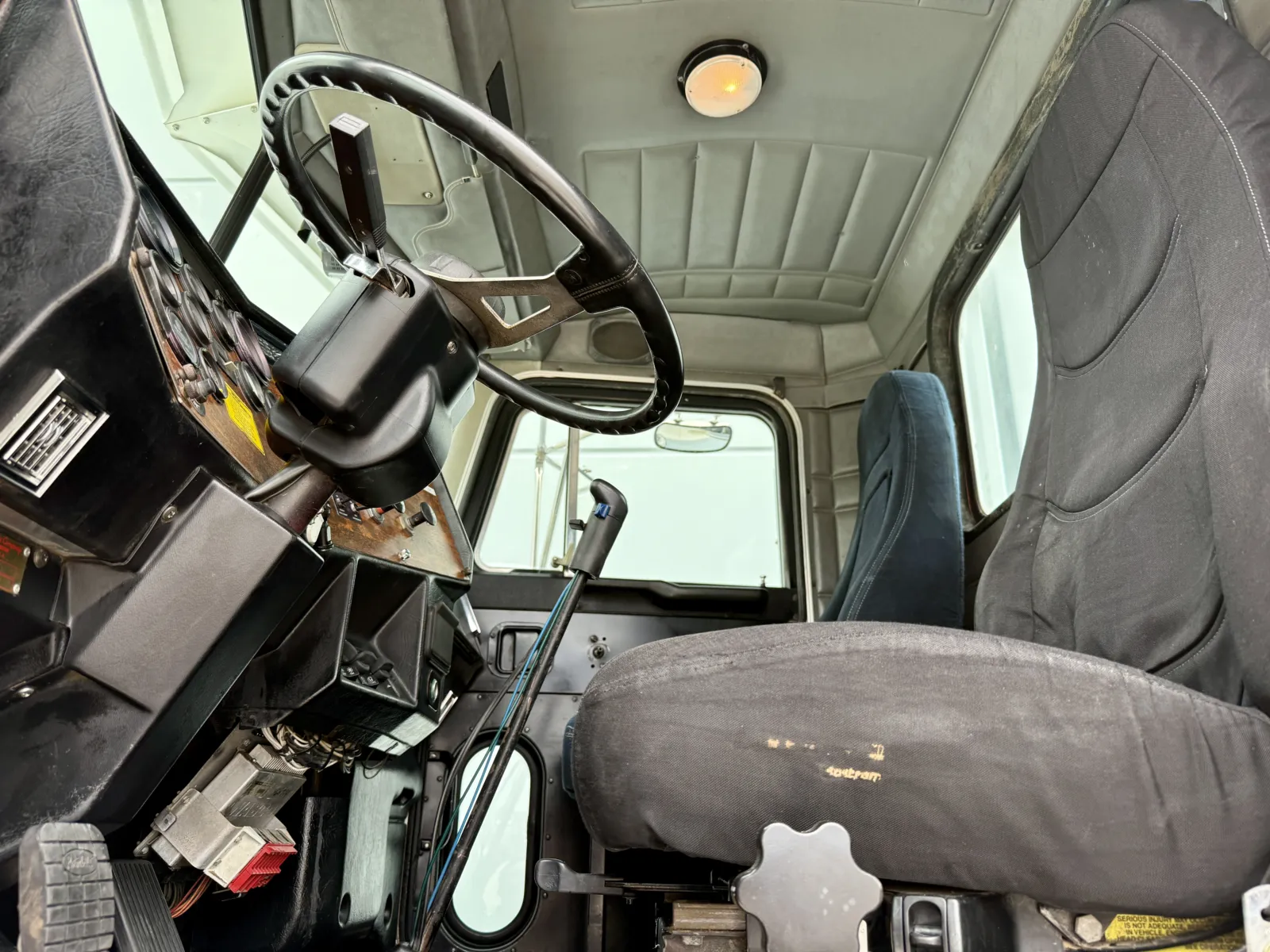 1999 Peterbilt - image 14