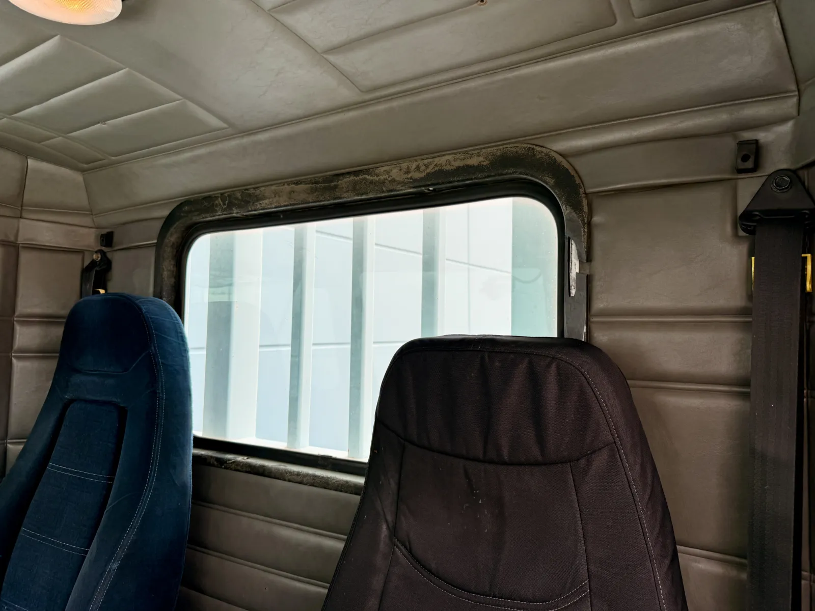 1999 Peterbilt - image 19