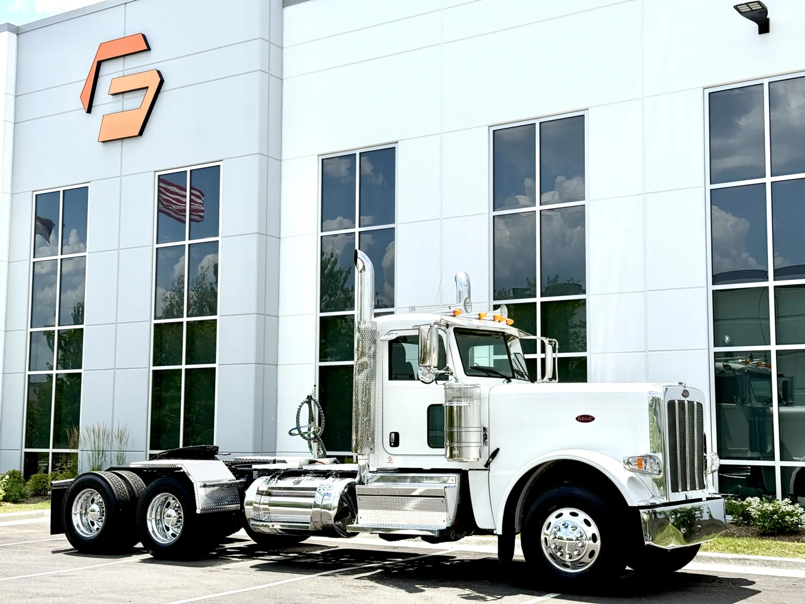 2020 Peterbilt 389 - image 2