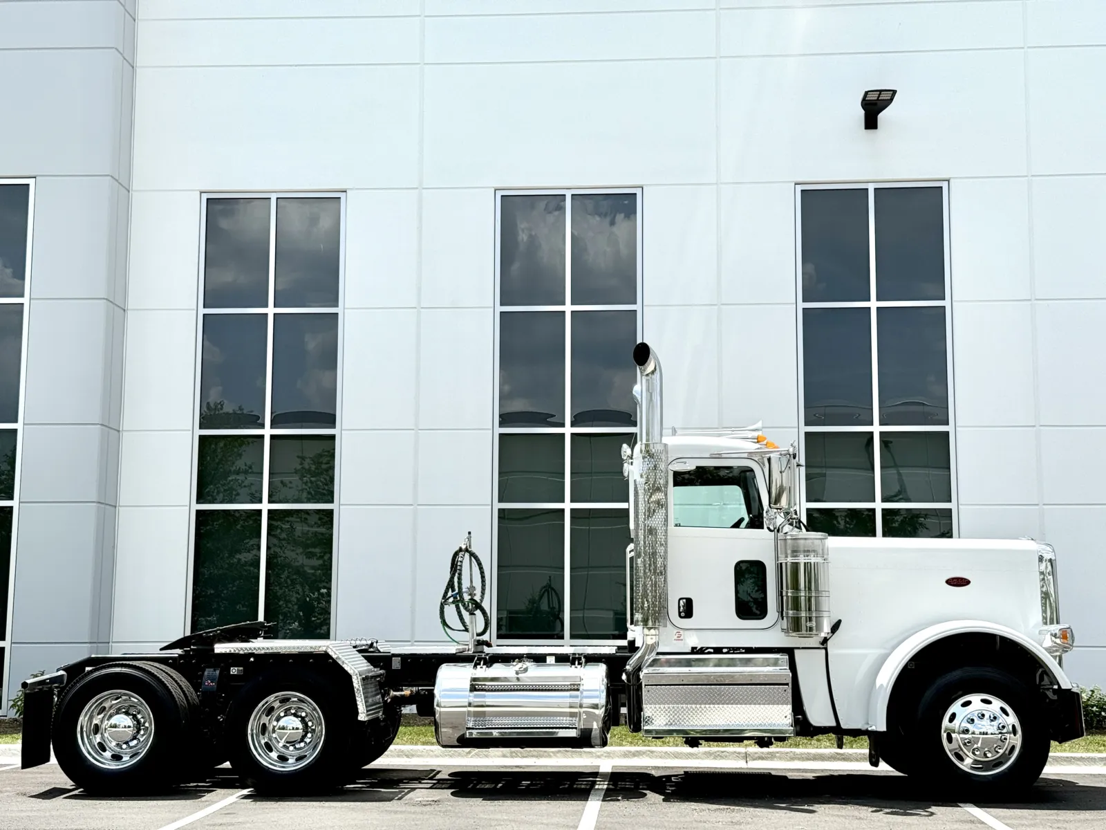 2020 Peterbilt 389 - image 3