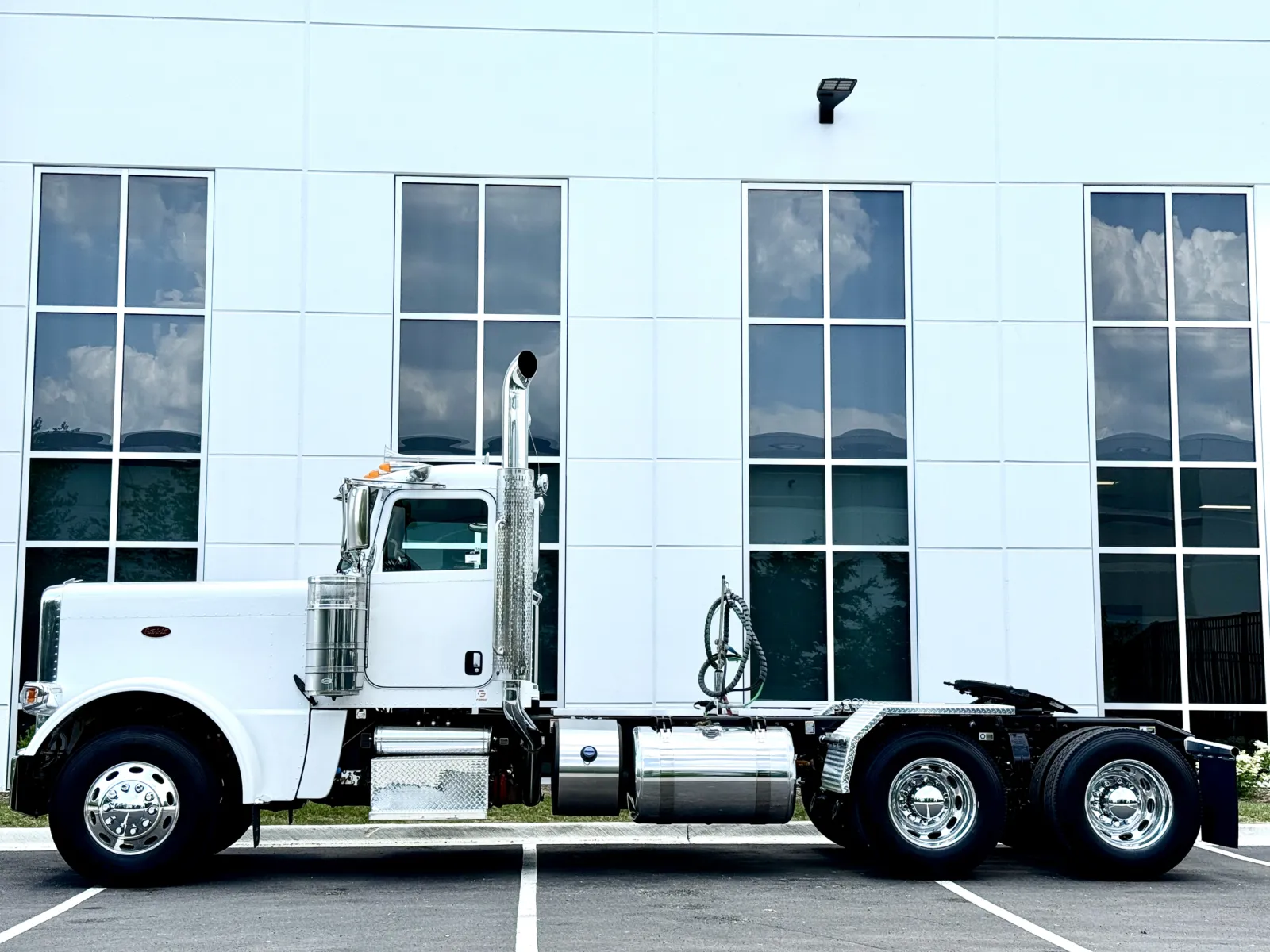 2020 Peterbilt 389 - image 4